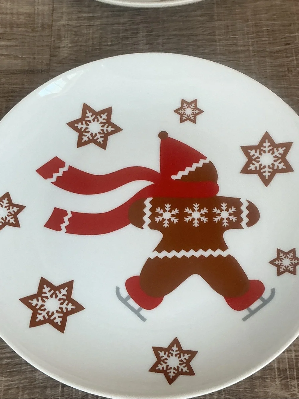 Crate & Barrel Ice Skating Gingerbread Man Holiday Set – 6 Plates 3 Mugs